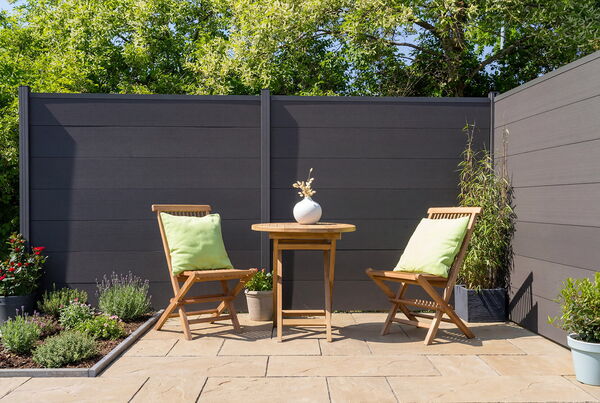 Gartenambiente mit Terrasse und Zaun